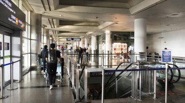 Xiamen 'deki Xiamen Gaoqi Uluslararası Havalimanı' na 16 Ekim 2025 'te Çin' in Fujian şehrinde seyahat eden Çinli ve yolcularla birlikte iç dekorasyon binası.