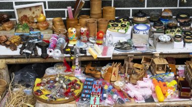 Çinli gezginler için oyuncak kabile bebekleri 20 Ekim 2025 'te Fujian, Çin' de Fujian, Çin 'deki Fujian Nanjing Tulou Sahne Bölgesi' ndeki alışveriş merkezinden çeşitli hediyelik eşyalar satın alıyor.