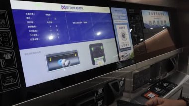 Çinli insanlar için tren istasyonunda otomatikman otomat bileti. Servis yolcuları 17 Ekim 2025 'te Çin' in Fujian şehrinde Xiamen şehrinde seyahat için tren bileti alıyorlar.