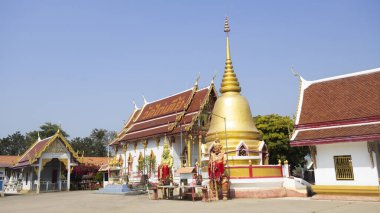 Taylandlı gezginler için eski bir papazlık salonu ya da harabe. 14 Ocak 2026 'da Tayland, Pathum Thani' de kutsal Buda 'ya dua edin.