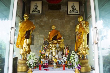 Antik Buda Luang Pu Dern Hon Ikesaro, Tayland 'ın Kanchanaburi şehrinde 14 Ocak 2026' da Phanom Thung Samo Tapınağı 'nda dua eden gezginler için antik ubosot.