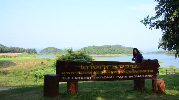 Thai kvinna porträtt på kaeng krachan dam — Stockvideo