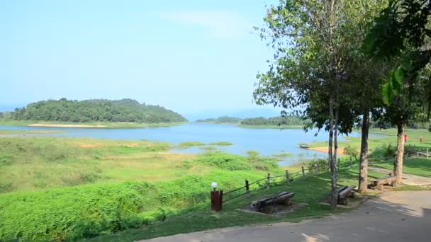 Movimiento y vista de la presa kaeng krachan en Phetchaburi, Tailandia . — Vídeos de Stock