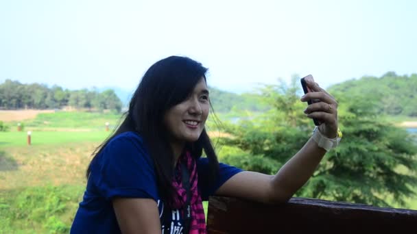 Tailandês mulheres retrato e usar celular selfie no kaeng krachan barragem — Vídeo de Stock