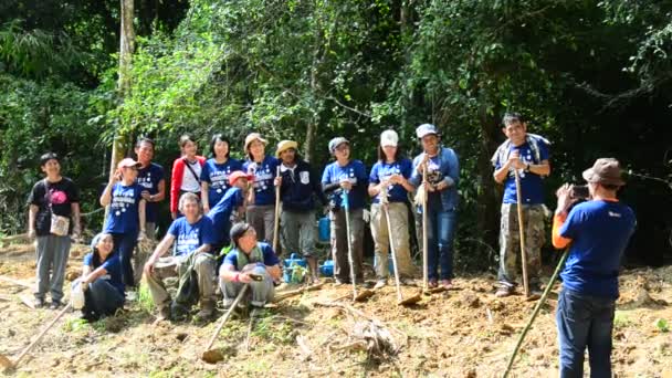 Los voluntarios tailandeses hacen lames de sal para los animales comen en el bosque PanoenThung — Vídeo de stock