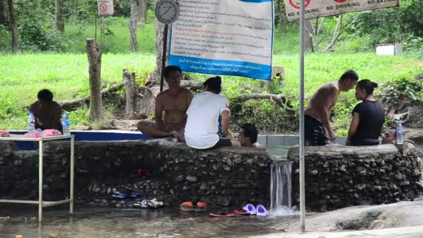 Los tailandeses se sumergen en agua mineral en las aguas termales de Pong Krathing — Vídeo de stock