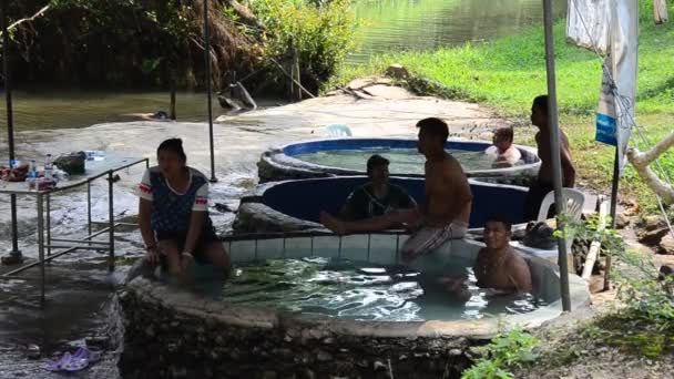 Thailändska folket blöta i mineralvatten på Pong Krathing Hot Spring — Stockvideo