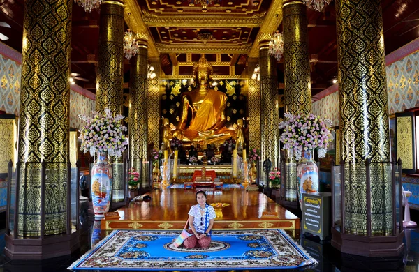 Gente tailandesa rezando estatua de Buda nombre Phra phuttha chinnarat en — Foto de Stock