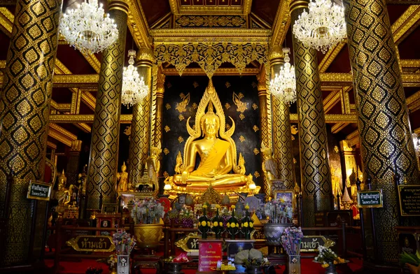 Thai people praying Buddha statue name Phra phuttha chinnarat at — Stock Photo, Image