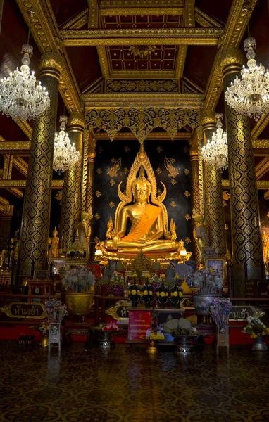 Thai people praying Buddha statue name Phra phuttha chinnarat at — Stock Photo, Image