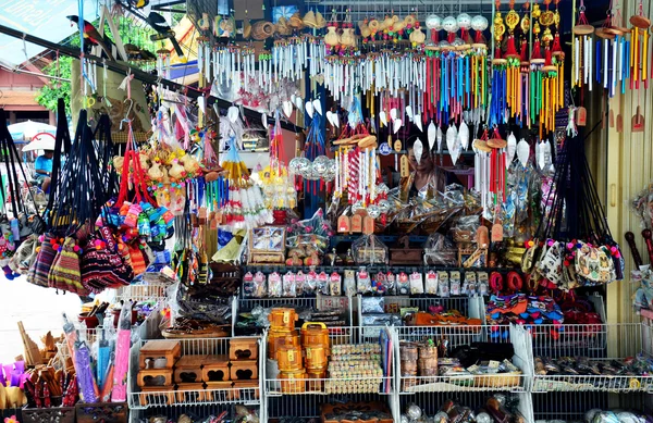 Los tailandeses venden souvenir para los viajeros en Wat Phra Sri —  Fotos de Stock