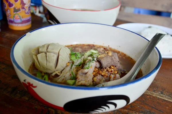 Hot and Spicy Noodles dan bakso besar dengan sumpit — Stok Foto