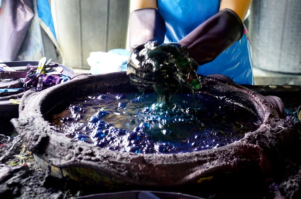 Personas que trabajan Batik tinte Mauhom proceso de color preparar y teñir — Foto de Stock