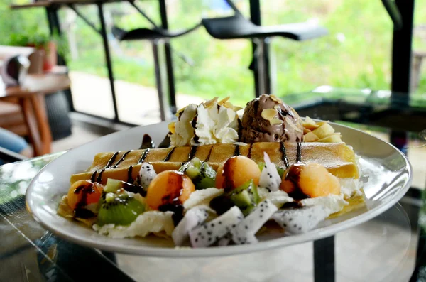 Crepes de frutas com sorvete e receita de cobertura de chocolate — Fotografia de Stock