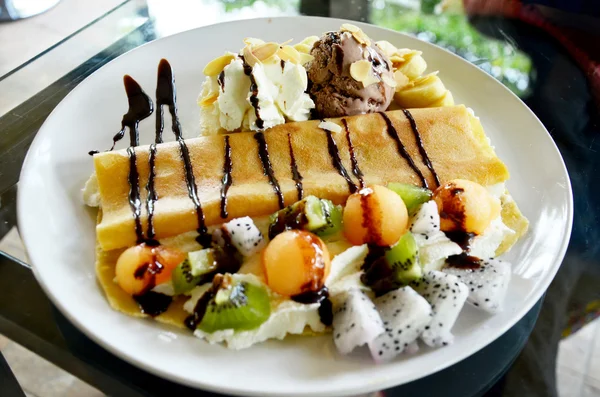 Crepes di frutta con gelato e cioccolato ricetta topping — Foto Stock