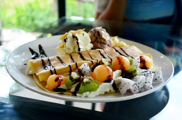 Crepes de frutas con helado y receta de chocolate — Foto de Stock