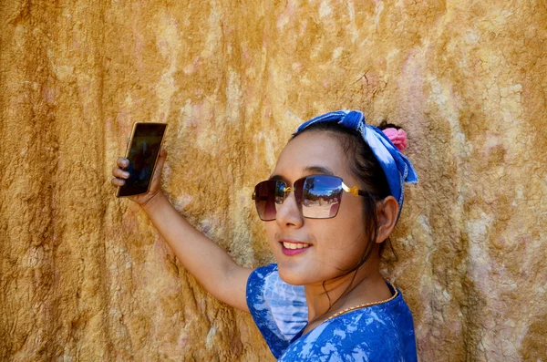 Femme thaïlandaise selfie par téléphone portable chez Phae Mueang Phi — Photo