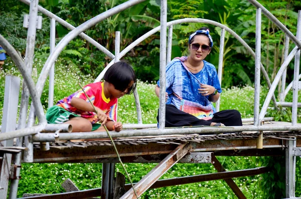 Portret van Thaise vrouwen met kinderen vissen op bamboe brug bij Ba — Stockfoto