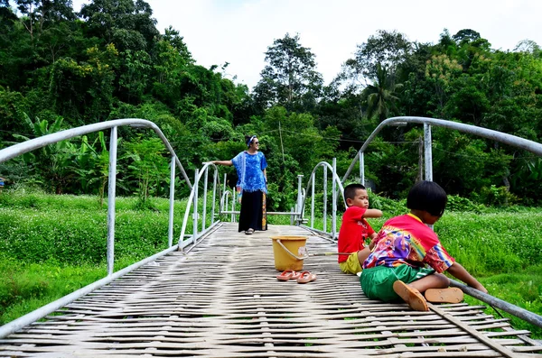 Retrato de mujeres tailandesas con niños pescando en el puente de bambú en Ba —  Fotos de Stock