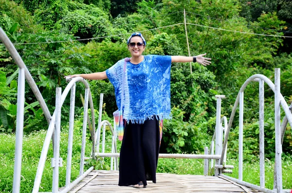 Retrato de mujer tailandesa en puente de bambú en la aldea de Baan Natong —  Fotos de Stock