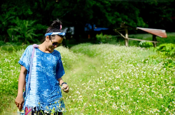 スペイン針花畑でタイの女性の肖像画 — ストック写真
