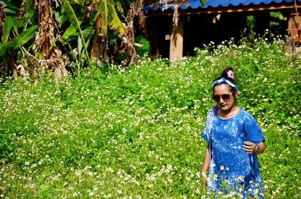 Retrato de mujer tailandesa con campo de flores de aguja español —  Fotos de Stock