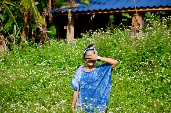 Thaise vrouw portret met Spaanse naald bloem veld — Stockfoto