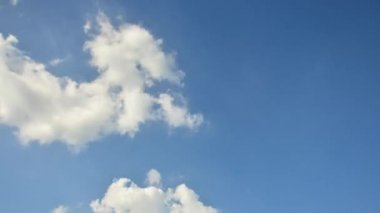 Bulutlar ve gökyüzü arka plan hareket