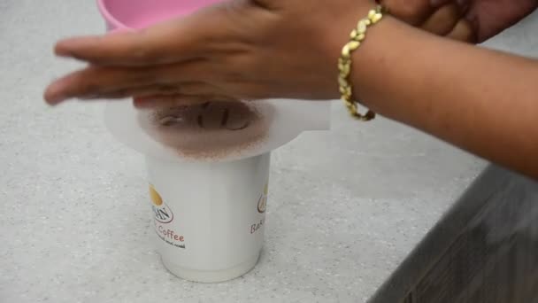 Thaise mensen gemaakt koffie ontwerp van proefbaan — Stockvideo