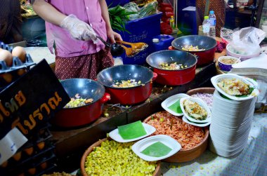 Tay Fried Noodle ile karides veya Tay denilen Pad Tay Goong Sod