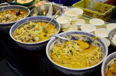 Lezzetli Tay baharatlı köri ve kızarmış gıdalar pilav ile servis yapın