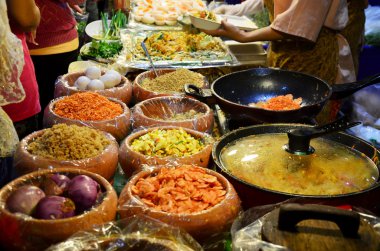 Tay Fried Noodle ile karides veya Tay denilen Pad Tay Goong Sod