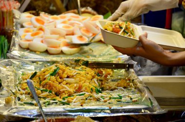 Tay Fried Noodle ile karides veya Tay denilen Pad Tay Goong Sod