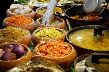 Tay Fried Noodle ile karides veya Tay denilen Pad Tay Goong Sod