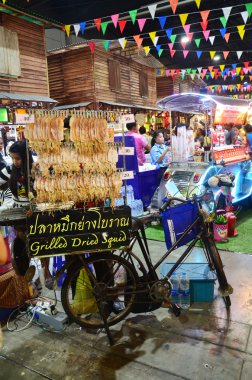 Tay insanlar Tapınağı karnaval ızgara kurutulmuş kalamar retro satmak