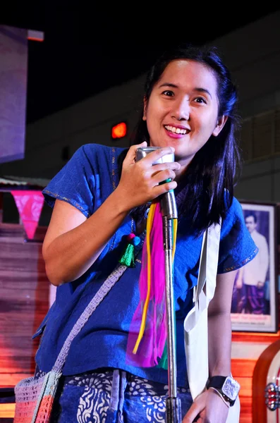 Ταϊλανδικό γυναίκα τραγούδι λαϊκό τραγούδι στη σκηνή — Φωτογραφία Αρχείου