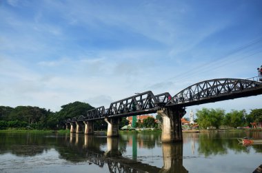 İnsanlar seyahat ve Kan River Kwai Köprüsü yürüme