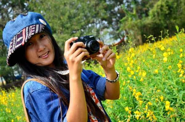 Le donne viaggiano e scattano foto Crotalaria juncea Campo di Jim Thomp — Foto Stock