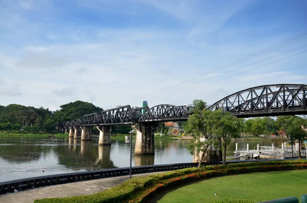 Orang melakukan perjalanan dan berjalan di Jembatan Sungai Kwai di Kan — Stok Foto