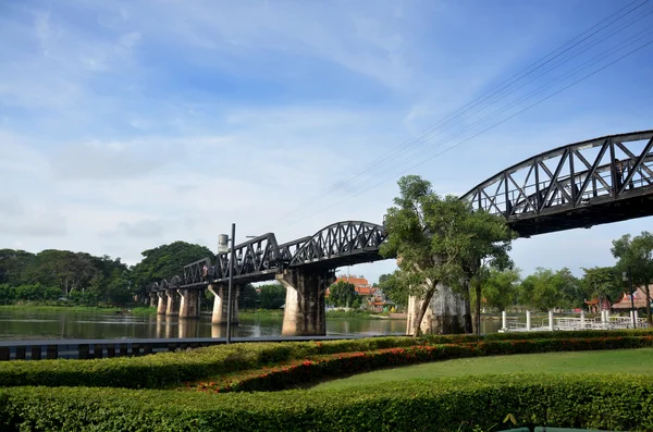 Emberek utazás és a gyaloglás a híd a Kwai folyón az Kan — Stock Fotó