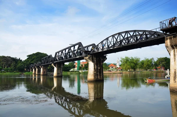 La gente viaja y camina en el Puente del Río Kwai en Kan — Foto de Stock