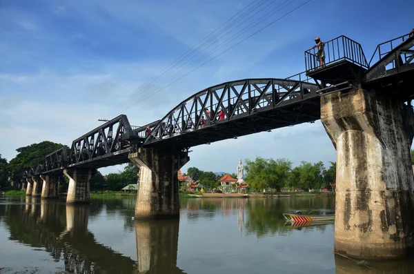 La gente viaja y camina en el Puente del Río Kwai en Kan — Foto de Stock