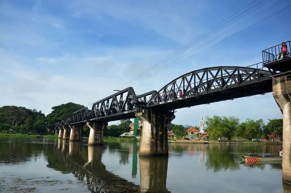 Menschen reisen und gehen an der Brücke des Flusses kwai in kan — Stockfoto