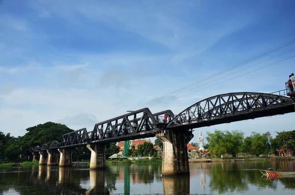 La gente viaja y camina en el Puente del Río Kwai en Kan — Foto de Stock