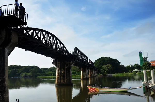 La gente viaja y camina en el Puente del Río Kwai en Kan — Foto de Stock