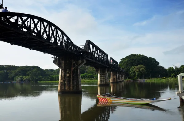 La gente viaja y camina en el Puente del Río Kwai en Kan —  Fotos de Stock