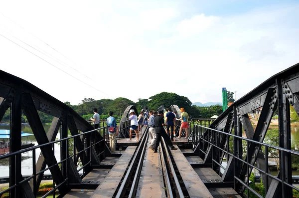 Люди путешествуют и ходят по мосту через реку Квай в Кане — стоковое фото