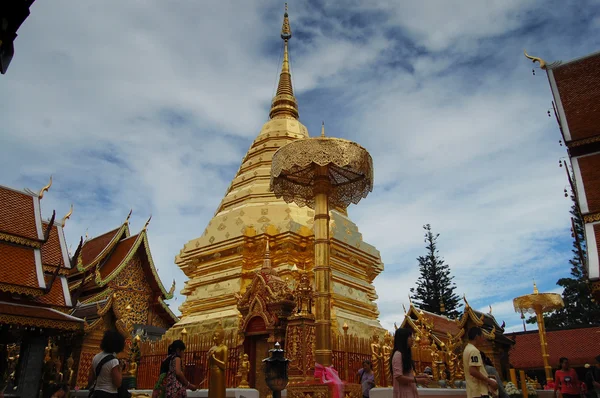 Les gens priant avec chedi à Wat Phra That Doi Suthep — Photo