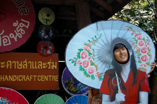 Las mujeres tailandesas viajan y retratan con paraguas de arte hecho a mano en Bo - — Foto de Stock
