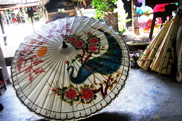 展示和出售旅行者在博桑手的的手工艺术伞 — 图库照片